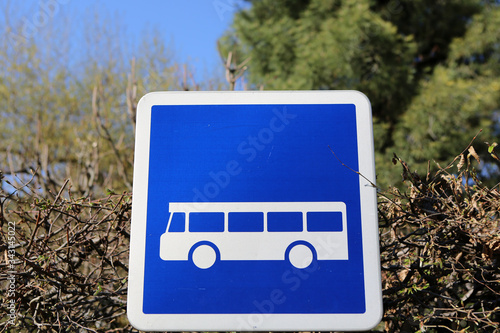 Panneau de signalisation routière : arrêt de bus scolaire.