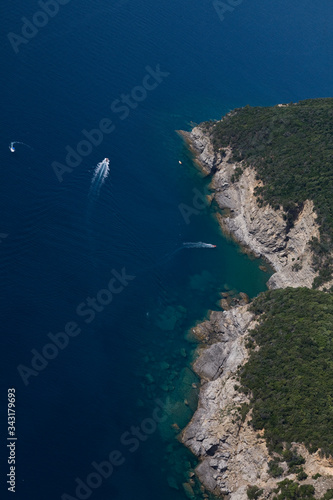 vista dall'alto costa rocciosa con mare blu