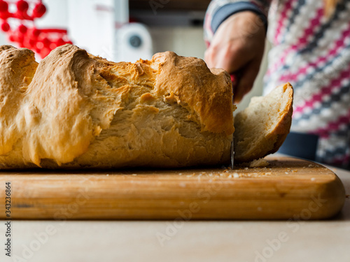 Krojenie domowego chleba