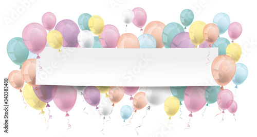 Pastellfarbene Luftballons mit einem Papierzettel im Vordergrund