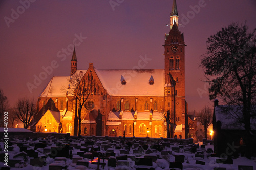 Nocne zdjęcie olbrzymiego kościoła katolickiego wybudowanego w 1905 roku w Rudzie Śląskiej