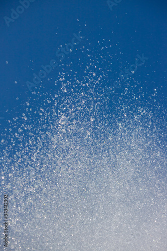 高速シャッターで撮った噴水の水滴と青空