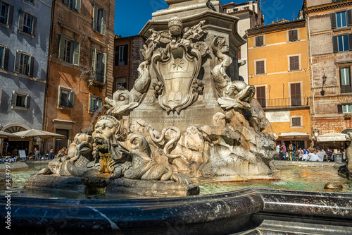Zabytkowa fontanna na placu Rotonda w pobliżu Panteonu. Rzym, Włochy, Europa.
