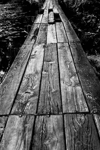kładka drewniana nad wodą, czarno białe, przejście nad wodą