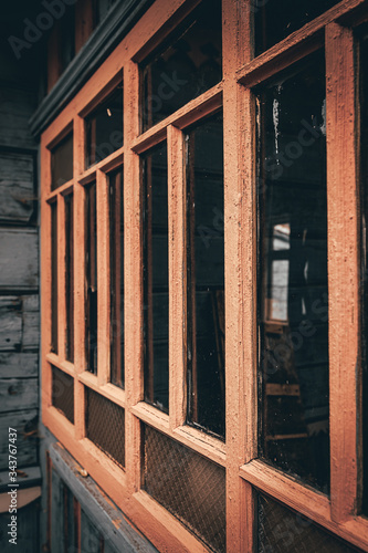 drewniana rama okienna przedsionka starej, wiejskiej chaty, pomalowana farbą olejną