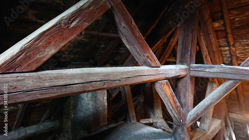 Escalier dans un grenier