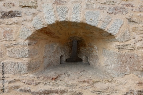 Schießscharte in einer Mauer