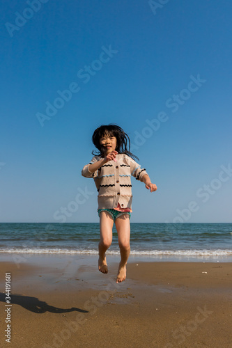 初夏の海で遊んでいる可愛い子供