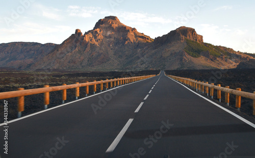 Droga prowadząca przez pole zastygłej lawy wulkanicznej na Teneryfie