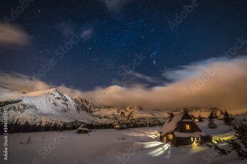 Betlejemka na Hali Gąsienicowej w Tatrach Wysokich, w czasie gwieździstej, zimowej nocy 