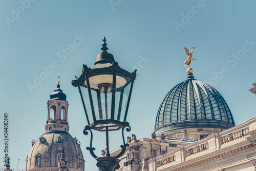 Historische Gaslaterne in Dresden - im Hintergrund die Frauenkirche und die Glaskuppel der Kunstakademie