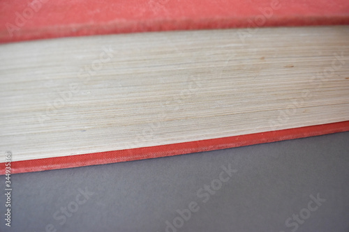Stara, gruba, duża biało czerwona książka.
