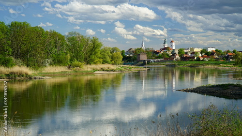 miasto wiosną nad rzeką Odrą z błękitnym niebem i burzowymi chmurami