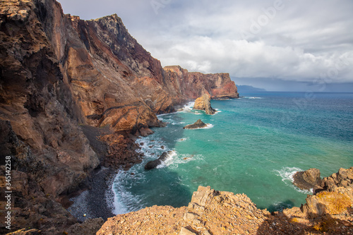 Krajobraz morski, wyspa Madera. Skały i klify nad oceanem