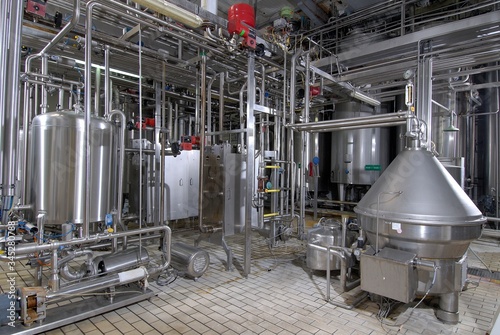 Usine laiterie industrielle. Installation de pasteurisation du lait, écrémage. Tuyaux et conduites de lait