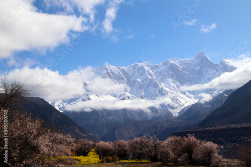 The Nanjiabawa Peak, which is hidden in the mountains and wild peach blossoms, is even more precipitous against the blue sky, white clouds, and green water!