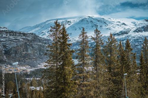 Szczyty górskie pokryte śniegiem w górach skandynawskich w miejscowości Hemsedal w Norwegii
