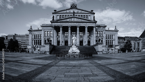 Schillerdenkmal vor dem Konzerthaus
