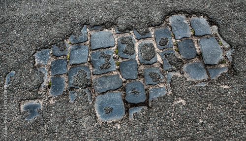 Straßenschaden Asphalt Kopfsteinpflaster