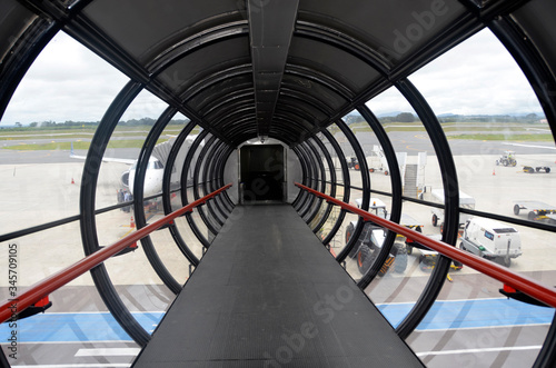 Architektura nowoczesna - rękaw prowadzący do samolotu z teminalu lotniska.