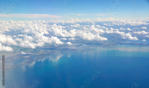 Jezioro Titicaca widziane z okna samolotu w trakcie lotu z Boliwii do Peru