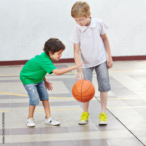 Zwei Kinder spielen Basketball