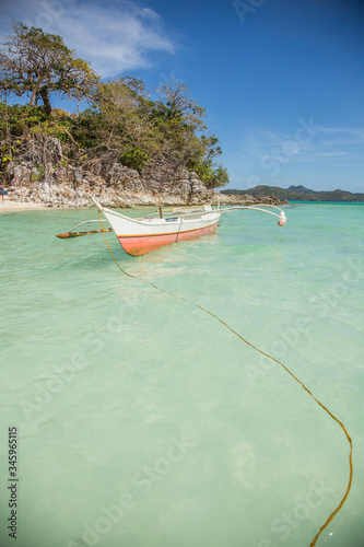 Filipińska łódź zacumowana przy brzegu