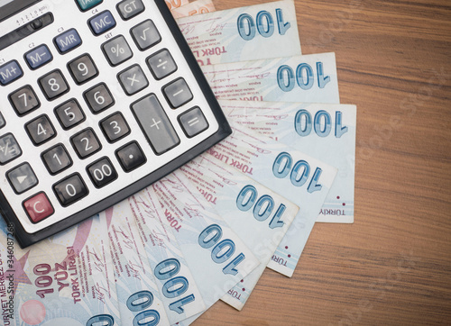 turkish lira banknotes on the table, minimum wage on the calculator screen