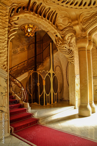 Portaría del edificio modernista tardío diseñado por Manuel Sayrach bajo la influencia de Gaudí.