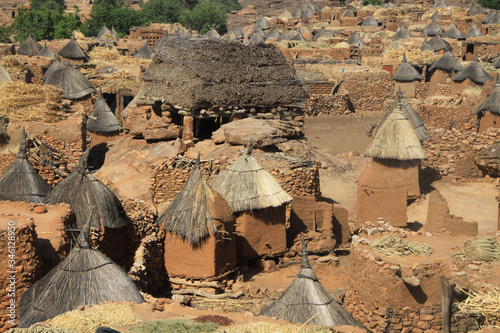 tradycyjne afrykańskie domy z gliny słomy w starej wiosce