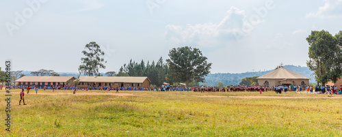 Uganda – Februari 26 2020: Many students with uniform waiting to enter the primary school.