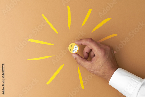 Męska ręka rysuje słońce, koncepcja wizualizacyjna