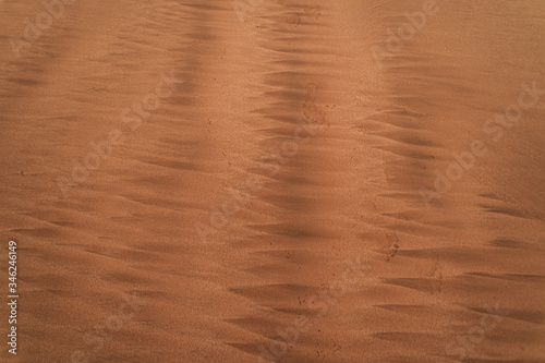 Abstrakcyjne zbliżenie plaży, kolorowy piasek, ciekawe tło.