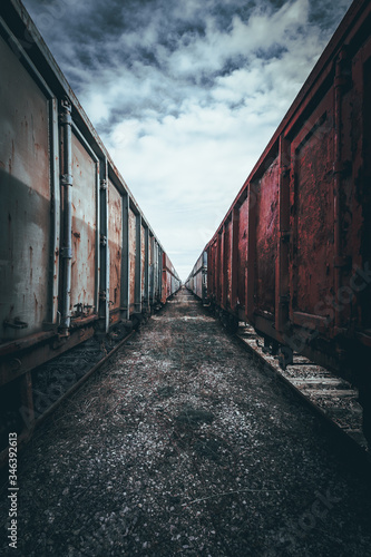 Stare, towarowe wagony kolejowe na bocznicy