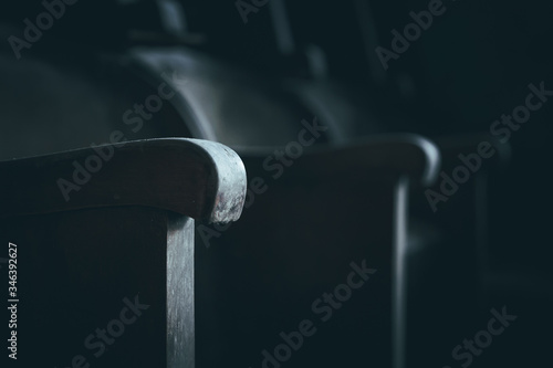 Stare, zniszczone fotele w ciemnym, opuszczonym kinie