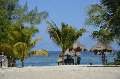Plaża w Cancun w Meksyku na Jukatanie i widok na morze karaibskie.