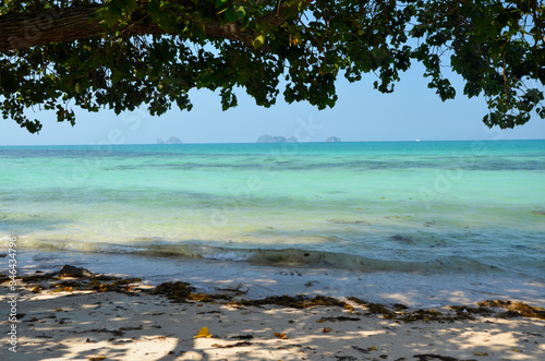 Błękitne niebo i turkusowe morze w Zatoce Tajlandzkiej - Plaża na wyspie Koh Samui w Tajlandii