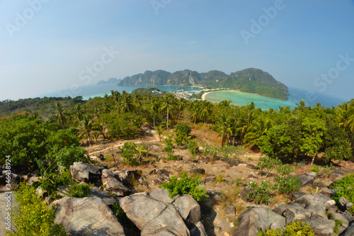 Panorama na wyspy Phi Phi w tajskiej dzielnicy krabi. Niebiańska plaża.