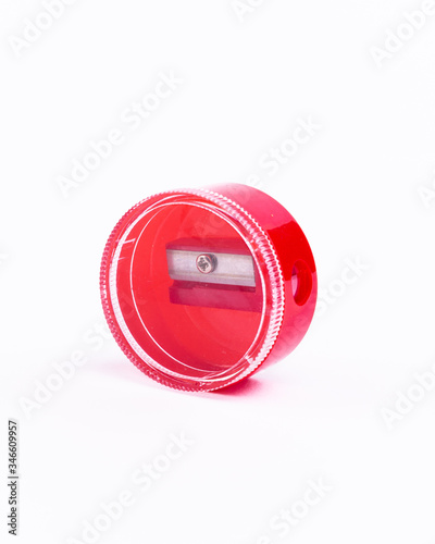 Plastikowa czerwona temperówka, na białym wyizolowanym tle.