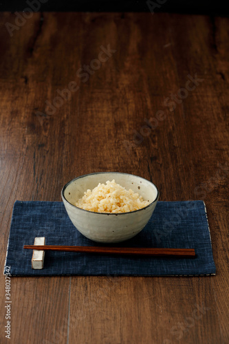 茶碗に盛った玄米ご飯と箸