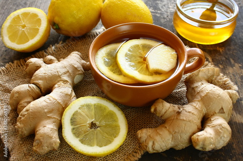 Filiżanka herbaty z miodem, imbirem i cytryną na poprawę odporności