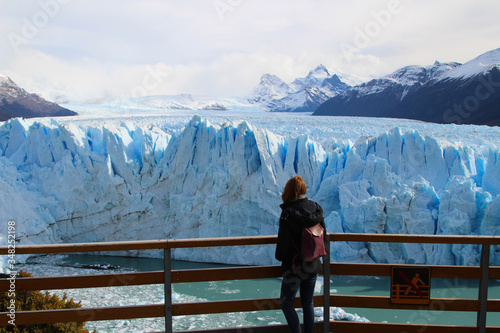 Mädchen schaut auf die Gletscher des "Perito Moreno" in Patagonien, Argentinien.