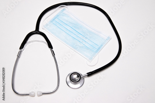 stetoskop na białym tle sprzęt lekarza internisty maska covid