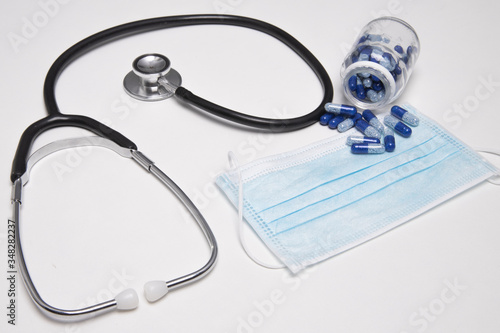 stetoskop z maseczką i leki na białym tle sprzęt lekarza internisty 
