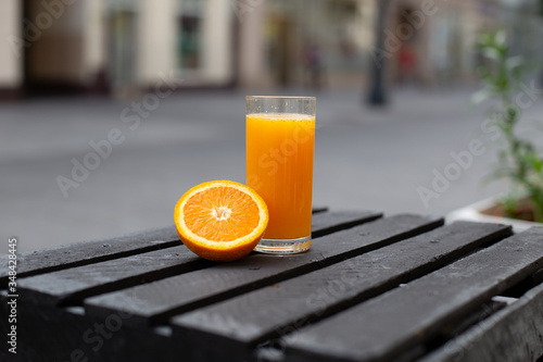 Świeży sok pomarańczowy w szklance, owoc. 