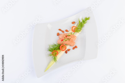 Łosoś w stylu japońskim, sushi w sezamie oraz warzywne dodatki.
