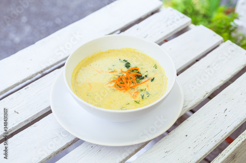 Zupa warzywna, pyszne zdrowe jedzenie.