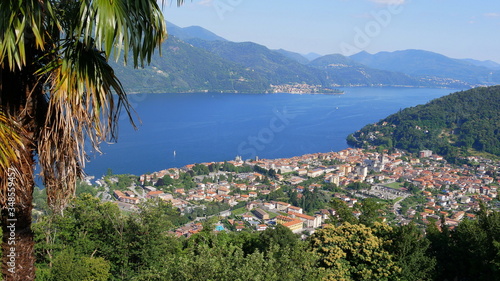 Blick auf Cannobio und Luino am Lago Maggiore und auf die umliegenden Berge und den See