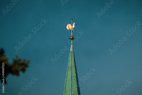 kogut na szczycie wieży kościoła