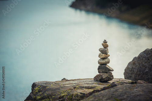 Pietre Zen in equilibrio. Trekking in montagna con omini di pietra e segnalazione.